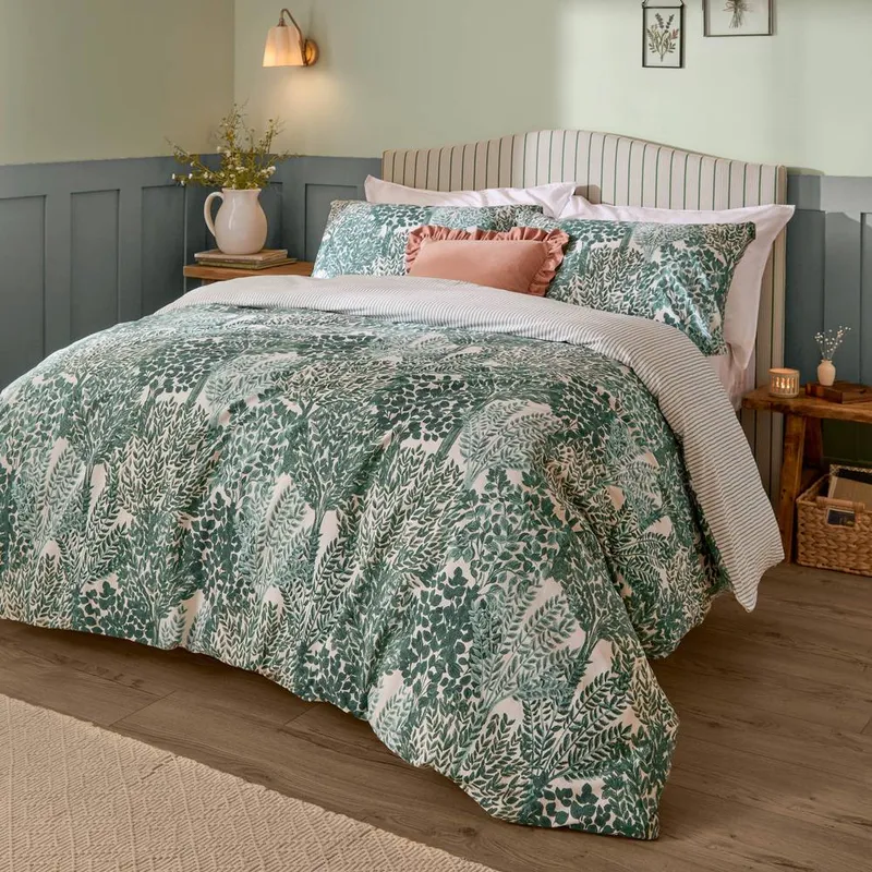 Wylder Topiary Reversible Floral Duvet Cover Set in Green Size: King Green King