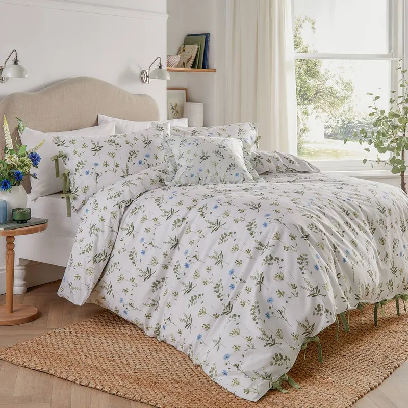 Wylder Unisex Meadow 100% Cotton Floral Duvet Cover Set in White Size: Super King White Super King female