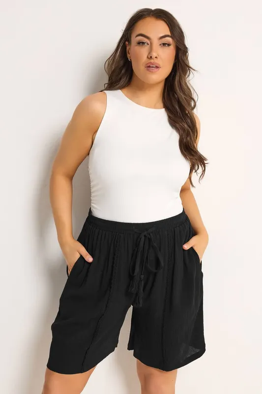 Yours Women's Scallop Trim Shorts in Black Size: 26-28 Black 26-28