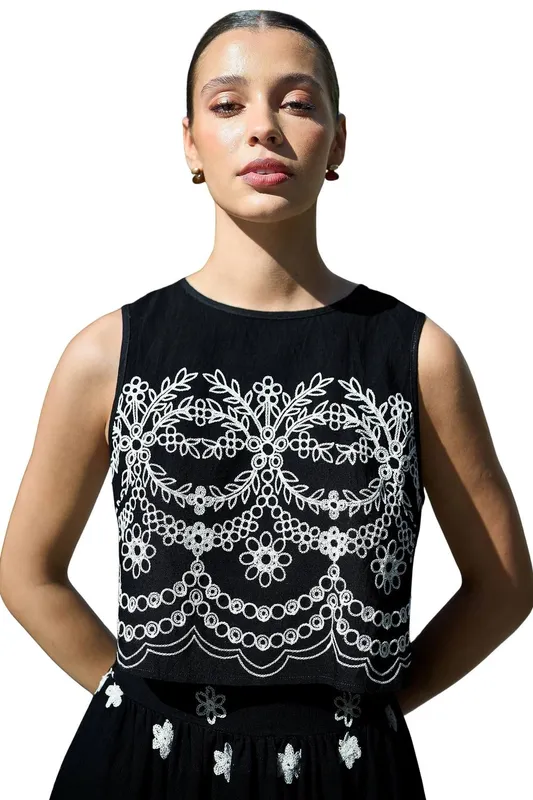 Yumi Women's Black Embroidered Crop Top Size: 18 Black