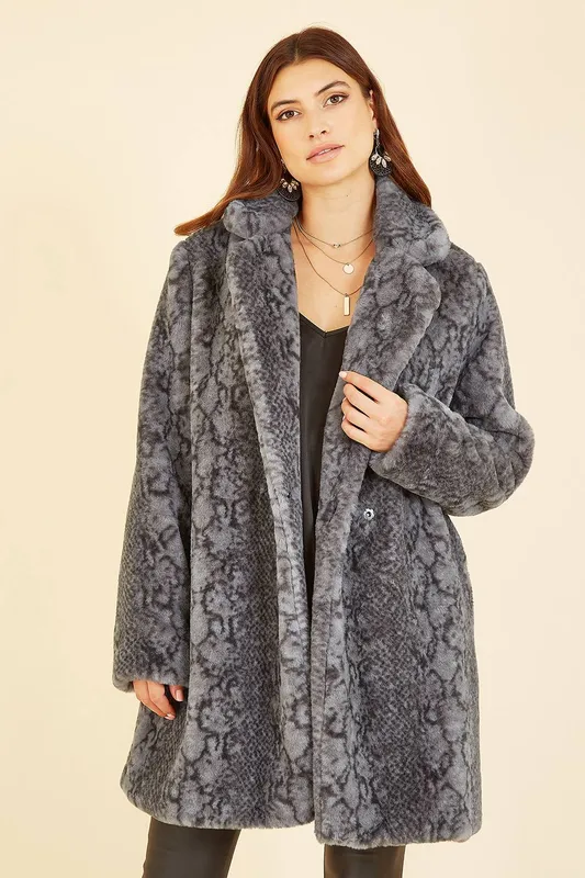 Yumi Women's Grey Snakeskin Print Faux Fur Coat Size: 8 - Grey